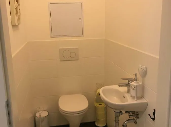 Hauptbanhof And Belvedere Two Bedroom Apartment